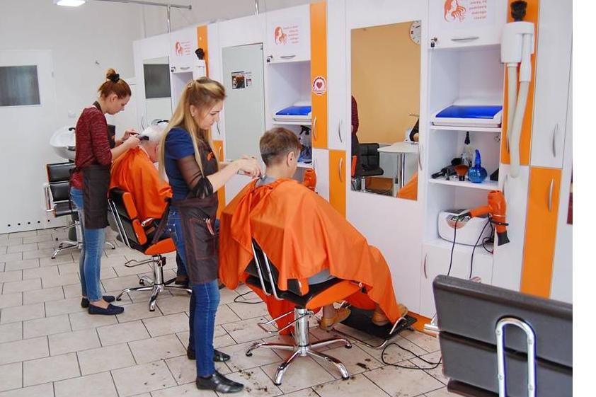 Fryzjerki podczas strzyżenia klientów w salonie Hair Beauty Style